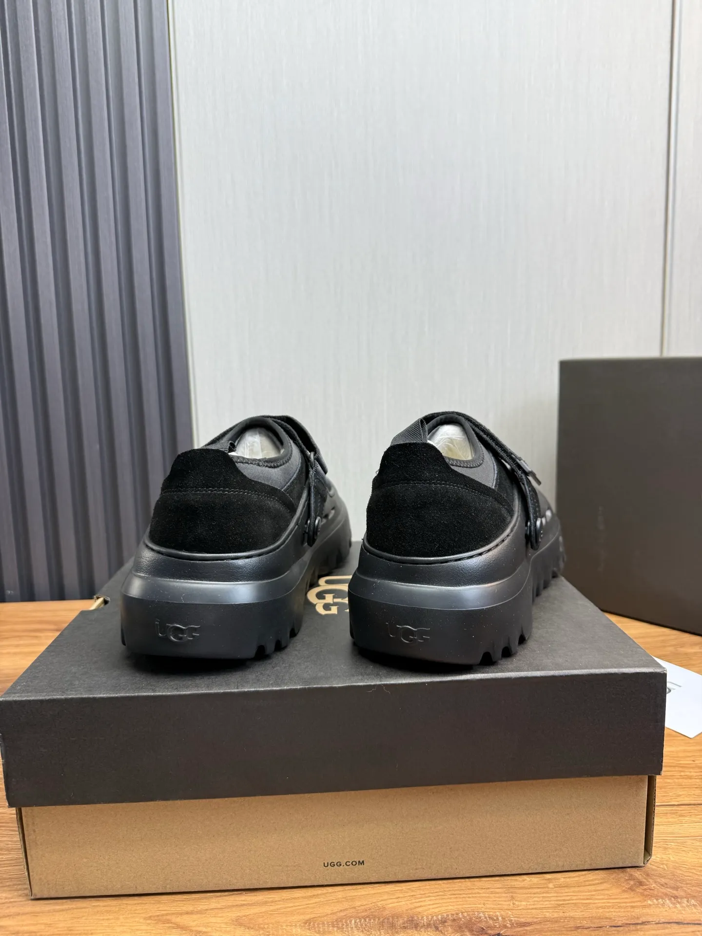 Men's shoes💰580💰Couples💖 New UGG fur integrated men's simple and fashionable snow boots. The most worth buying at the end of this year are warm casual shoes. Whether you are out and about at home, their comfortable and warm performance will be your most suitable fashion companion! The material is cowhide upper and imported wool is used inside. Warm and comfortable! The eva+ rubber patch outsole is cushioned, non-slip and wear-resistant, and has good elasticity. It is light and wear-resistant, comfortable and soft, and the new simple cut is more fashionable. It has both practicality and fashion sense, so you no longer have to worry about how to match it in winter, while still maintaining your fashionable taste. High-quality genuine wool. Look at the details for the material! Size: 35-40-41-42-43-44-44 sneaker size